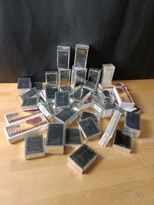 une pile de cartes posée sur une table, sur fond noir