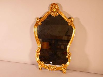 un miroir posé sur une table blanche