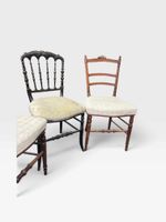 Paire de chaises légères en bois naturel mouluré et sculpté … (photo 3)