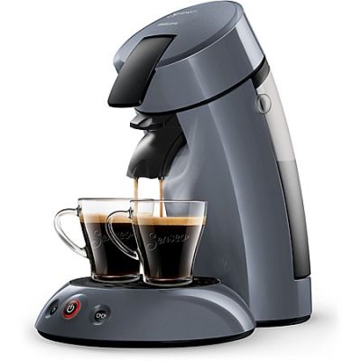 deux tasses de café en train d'être versées dans une cafetière