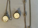 trois types de montres différents posés sur une table