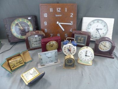 beaucoup d'horloges et d'autres objets posés sur la table