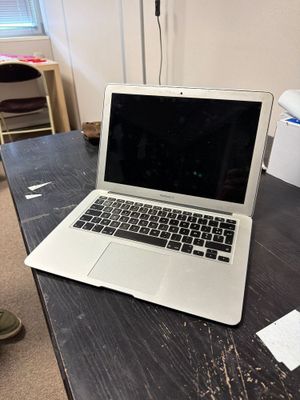un ordinateur portable posé sur une table dans une pièce