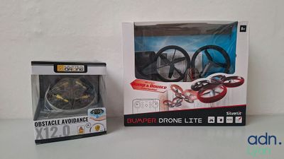 un boîtier avec une télécommande et un boîtier avec une télécommande