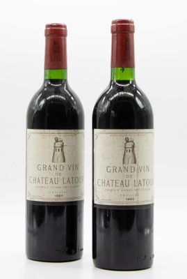 deux bouteilles de vin posées l'une à côté de l'autre sur une surface blanche