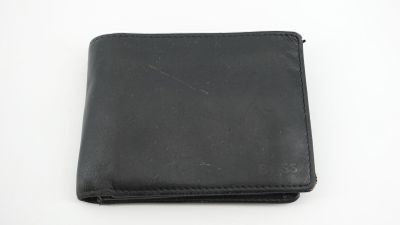 portefeuille en cuir noir sur fond blanc