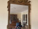 un miroir posé sur la cheminée du salon