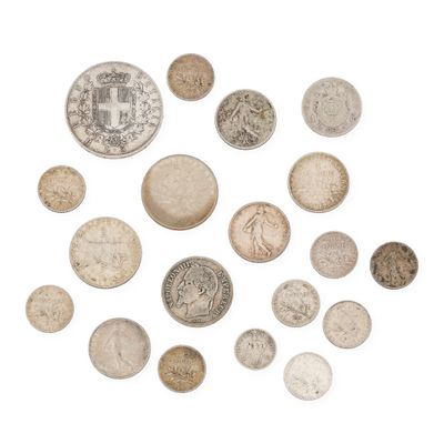 une pile de vieilles pièces de monnaie posée sur une surface blanche