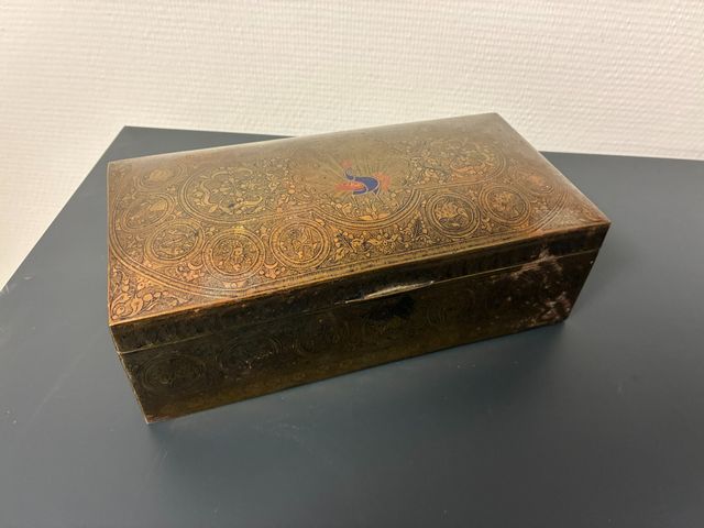 Coffret en cuivre ciselé à décor de signe zodiacal et paon émaill...