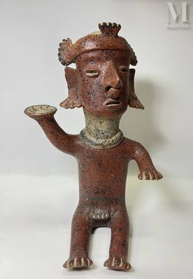statue d'une femme tenant une assiette dans la main droite