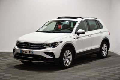 La Volkswagen Tiguan blanche est garée sur un sol à damier.
