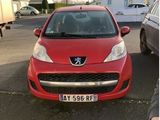 une voiture rouge garée dans un parking