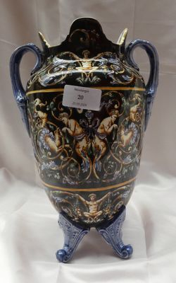 un très grand vase posé sur un socle
