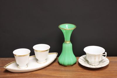 Lot comprenant: Confiturier, vase en opaline verte et tasse …