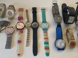 un grand nombre de montres posées sur une table