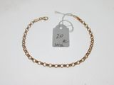 gros plan d'une chaîne de bracelets portant une étiquette de prix