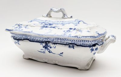 ANGLETERRE Petite soupière en porcelaine à décor bleu et bla…