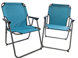 une paire de chaises de jardin pliantes bleues avec accoudoirs, sur fond blanc