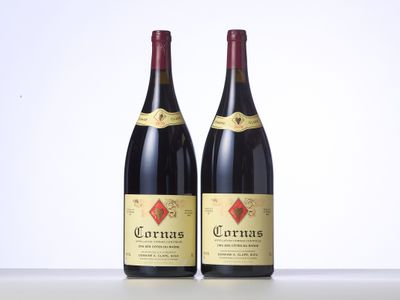 deux bouteilles de vin rouge posées sur une table