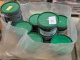 de nombreux pots de peinture posés sur une table dans un magasin