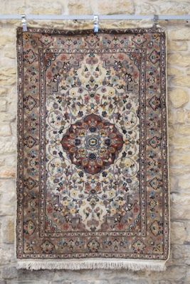 TAPIS fait main 189 x 121 cm.