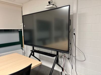 une photo d'un grand téléviseur à écran plat dans une pièce