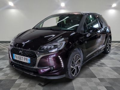 l'avant d'une voiture noire garée sur un sol à damier