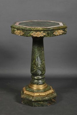 un socle vert et or surmonté d'un plateau en marbre