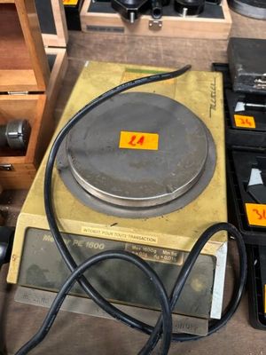 un grand nombre d'outils posés sur une table