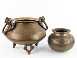 deux vases posés l'un à côté de l'autre sur une surface blanche