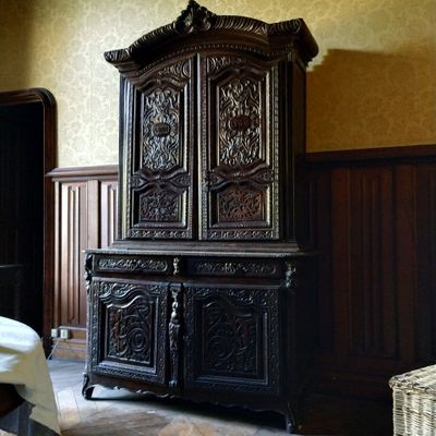 un grand meuble en bois au milieu d'une pièce