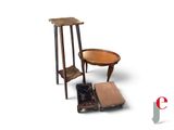 une petite table avec un tabouret et une chaise à côté