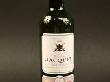 une bouteille de vin posée sur une table