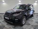 une photo d'une Land Rover noire garée dans un garage
