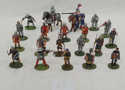 un grand nombre de figurines sur une table