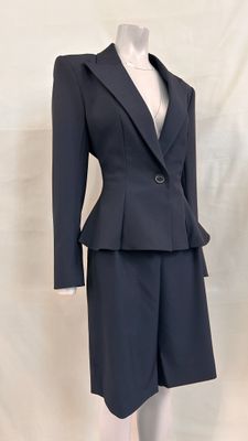 une photo d'un tailleur de femme sur un mannequin