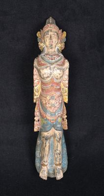 une vieille statue en bois d'un homme avec un chapeau sur la tête
