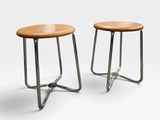 paire de tabourets avec assise en bois et pieds en métal