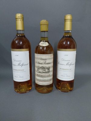 trois bouteilles de vin posées l'une à côté de l'autre sur une table
