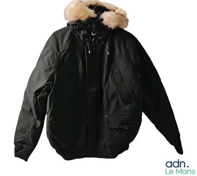 blouson aviateur noir avec col en fourrure et capuche, présenté sur un mannequin, mannequin, mannequin, mannequin, mannequin, mannequin, manne, manne