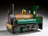 un petit train posé sur une table