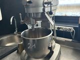 un mixeur posé sur un plan de travail dans une cuisine