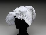 un gros plan d'un chapeau blanc sur une tête de mannequin