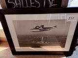 la photo d'une photo représentant un avion, dans un cadre