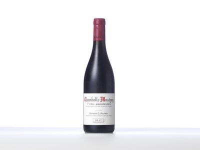 une bouteille de vin rouge posée sur une table