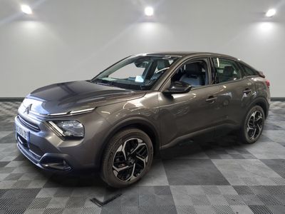 la voiture grise est garée sur un sol en damier dans le garage