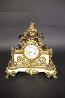 Pendule en bonze doré et marbre blanc cadran circulaire sign…