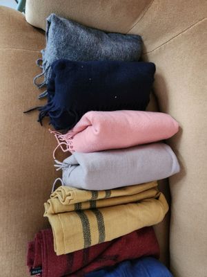beaucoup de couvertures empilées les unes sur les autres