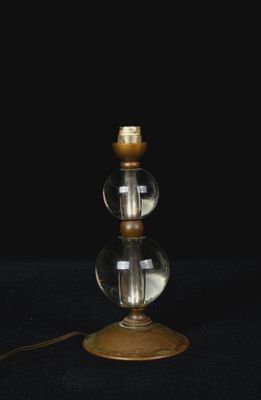 gros plan d'une lampe sur une table à fond noir