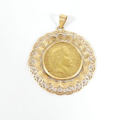 l'image d'une pièce d'or dans un pendentif en filigrane